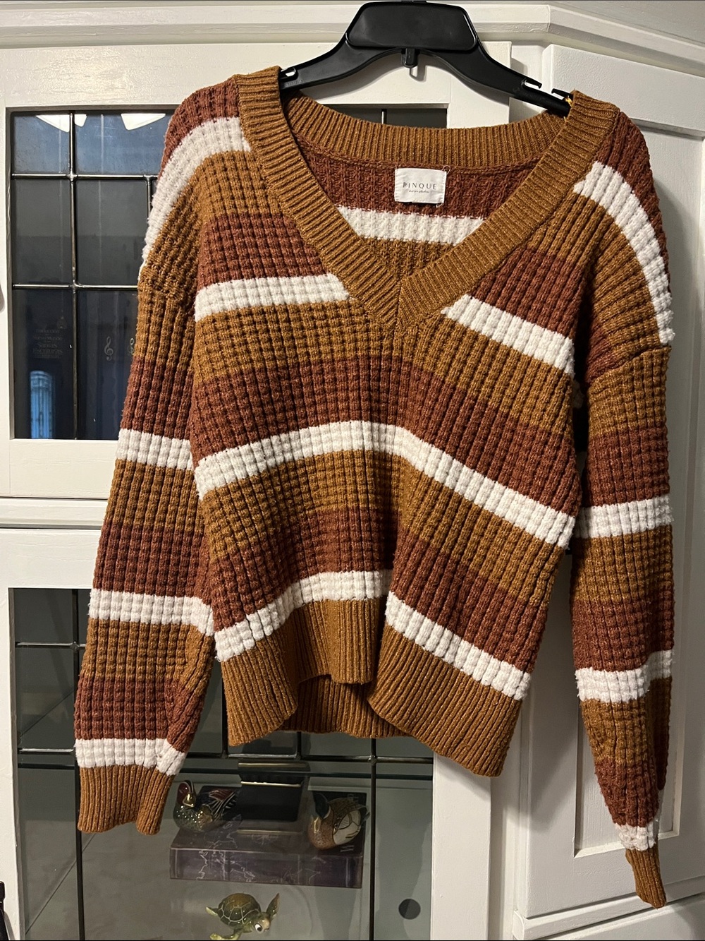 Enjoue Ribbed V-Neck Sweater in Rust, Mustard & White